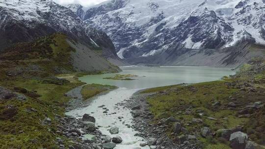 航拍山脉积雪融化形成的河谷