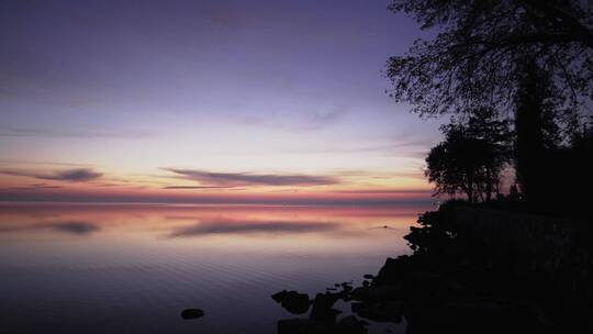 日出前的湖