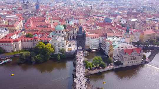 一个美丽的夏日，捷克共和国布拉格的航拍镜头