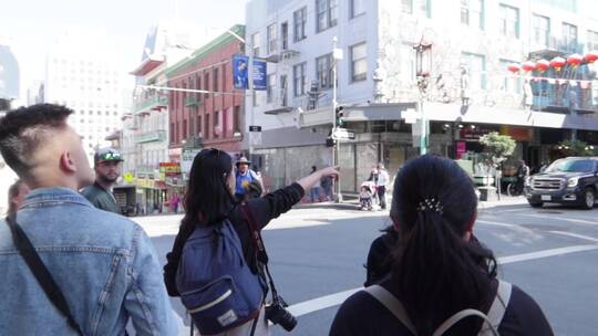 游客在唐人街旅游的特写镜头