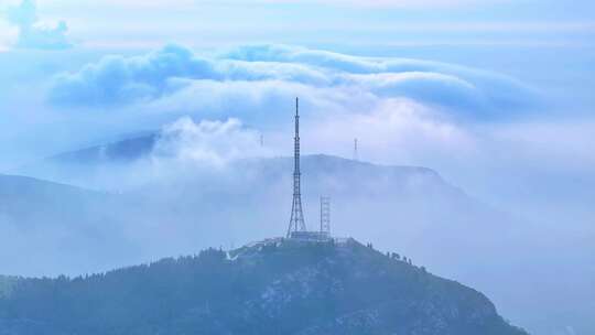 航拍山东枣庄圣土山罕见平流雾锁电视塔