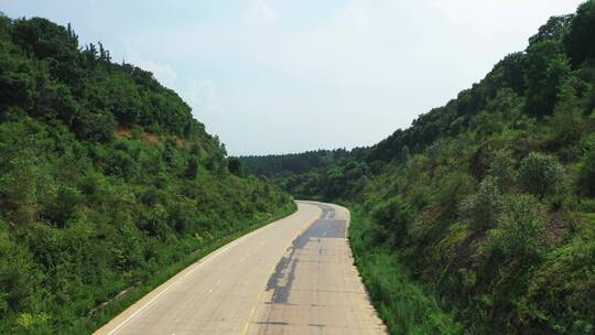 航拍叶赫那拉山 树木环绕的公路 公路素材