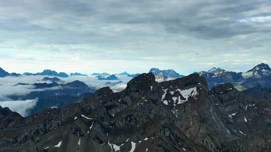 航拍阿坝小金大哇梁子火焰峰云海雪山风光