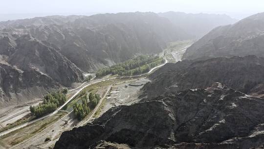 深山峡谷中的道路