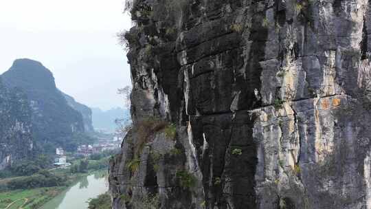 航拍攀登桂林阳朔矮山的攀岩者视频素材模板下载