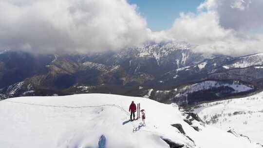 空中：山顶徒步旅行者，滑雪旅游登山雪山冬季运动
