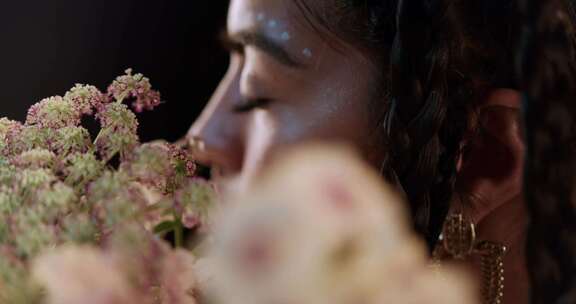 画女人脸上的花特写