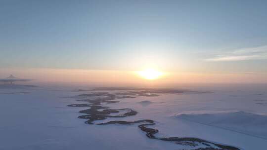 银色草原蜿蜒冰封河流暮雪视频素材模板下载