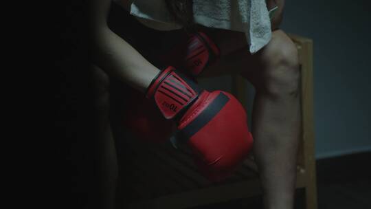 更衣室里休息的女子拳击手视频素材模板下载