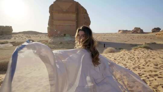 沙漠美女中东沙特异域风情美女在沙漠中奔跑
