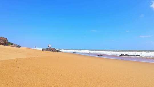 海南省万宁市山钦湾金色沙滩上奔腾的海浪