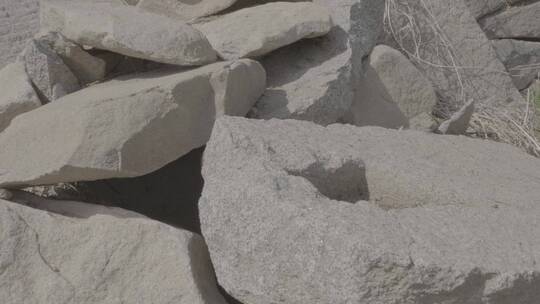 古代石头建造寺庙遗址周边散落的建筑构件