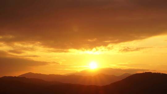 乡村黄昏日落延时夕阳晚霞山峰阳光山脉远山