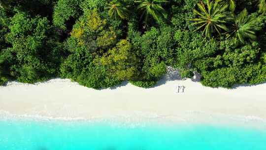白色天堂海滩和水蓝色水背景的日间空中岛屿景观，色彩缤纷4K