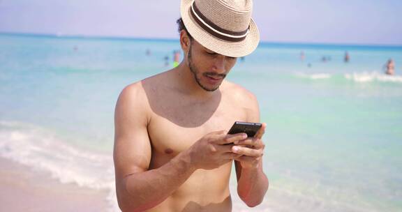男人在海滩玩手机