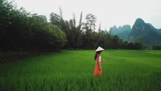 在农场中行走的女人