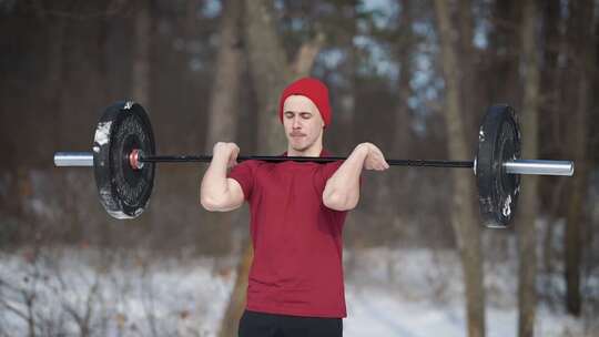 男性Crossfit运动员正在做干净和混