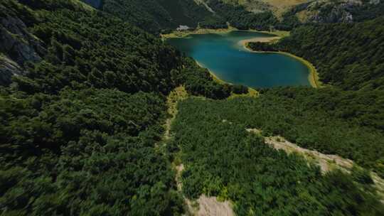 FPV无人机航拍森林湖泊高山特尔诺万科湖
