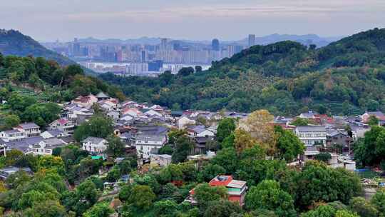 层次感很强的城市和山村航拍