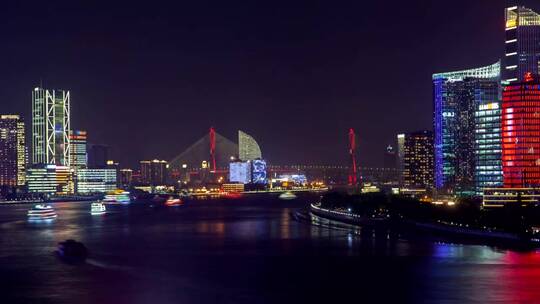 灯光照亮的轮渡在上海河上的交通