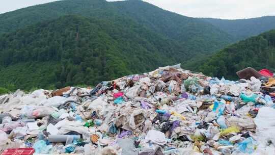 山脚下的垃圾场污染严重