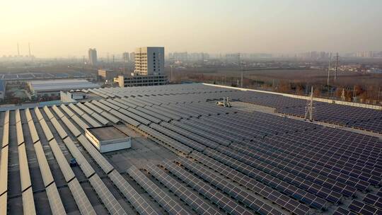 工厂厂房顶上的太阳能板航拍