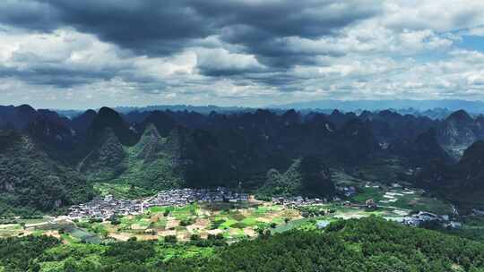 蓝天白云阳光下桂林山谷中的遇龙河和田园