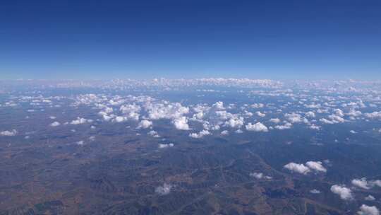 高空俯瞰山川与云海