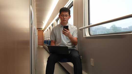 男子在卧铺火车过道上使用手机