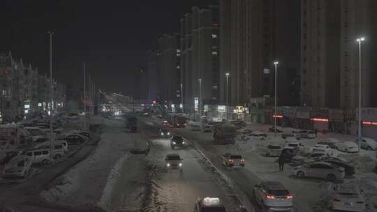 大雪天气城市夜景夜晚街道车辆行驶景象