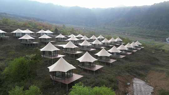 户外露营地帐篷房屋全景