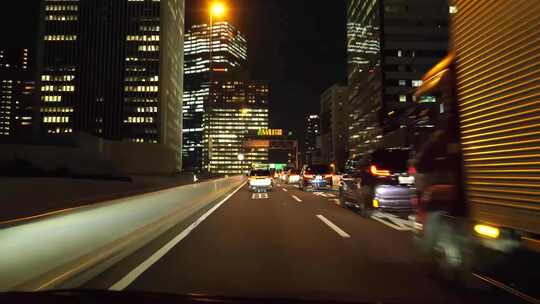 夜晚行驶在城市街道