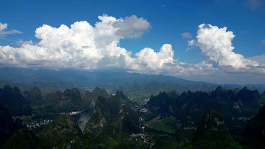 蓝天白云下的广西桂林山水喀斯特风光