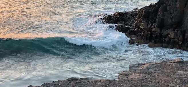 海滩海浪翻滚冲击岩石