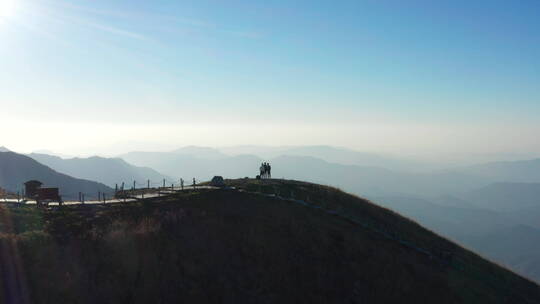 秋天黄昏唯美航拍武功山登山者