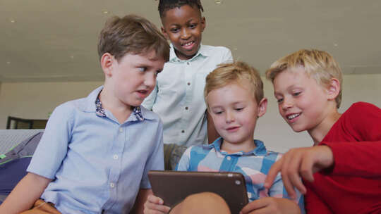 快乐多样化男孩在学校使用平板电脑的视频