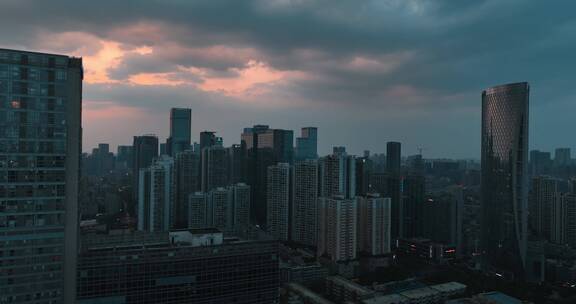 航拍成都市中心夏日夕阳都市景观戏剧性天空