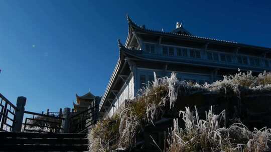 四川峨眉山金顶佛教古建筑游客