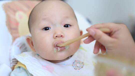 婴儿吃辅食米粉喂饭