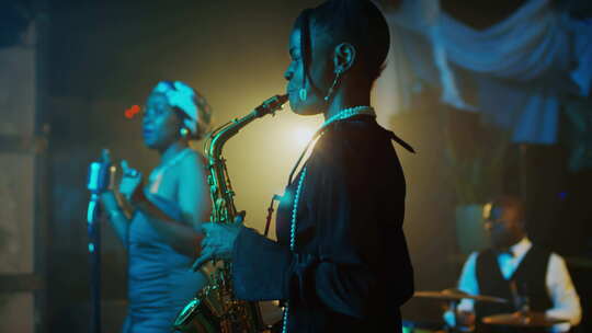 非裔美国人爵士乐队在俱乐部举行音乐会