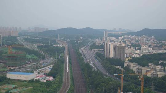 看着雾中行驶的中国高速列车