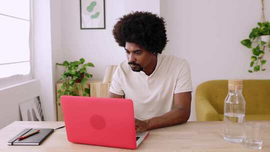 年轻的非裔美国人在家用笔记本电脑工作视频素材模板下载
