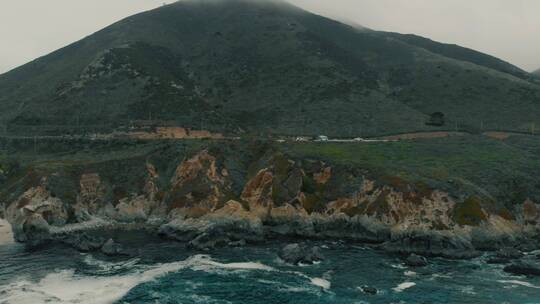 无人机拍摄的山脉和海浪