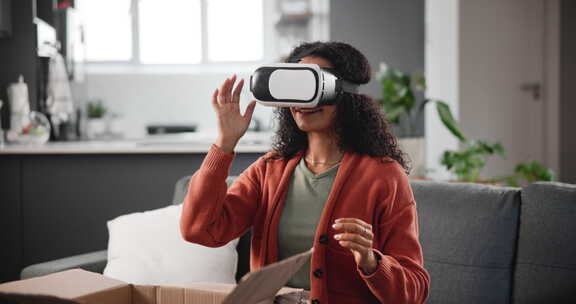 用于互动或娱乐的女士、沙发和虚拟现实眼镜