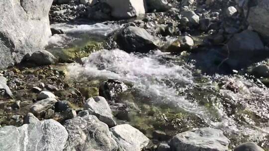 水流穿过岩石
