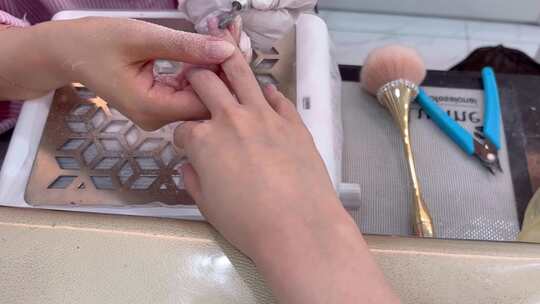 美女做美甲美女享受手部护理足部护理