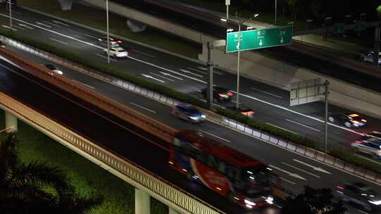 夜晚车辆行驶在道路公路上面