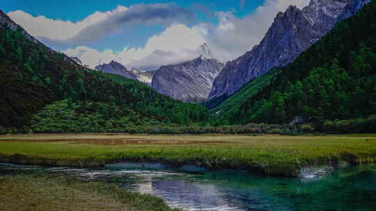 稻城亚丁中山川草地小溪构成的自然风光