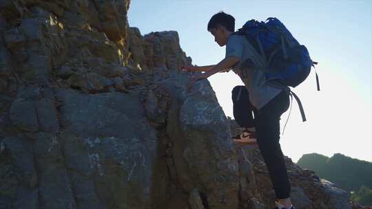 登山脚步登山背影一个人登山攀登山顶高峰