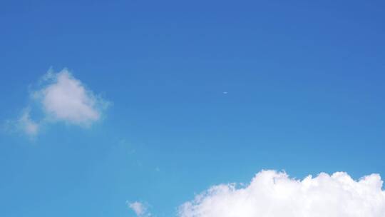 天上飞机天空飞机飞过蓝天白云蔚蓝天空视频素材模板下载